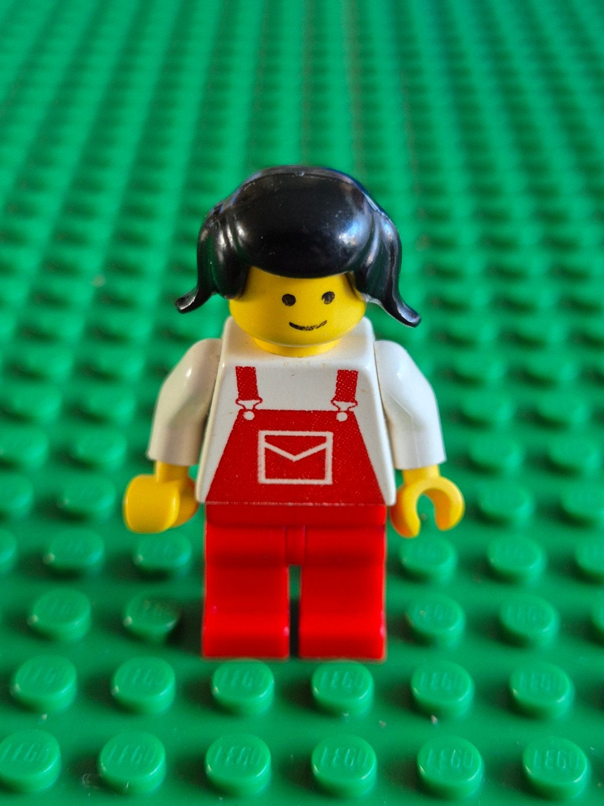 Lego Minifiguur met rode tuinbroek en envelop, Kinderen en Baby's, Ophalen of Verzenden, Gebruikt, Minifiguur, Lego