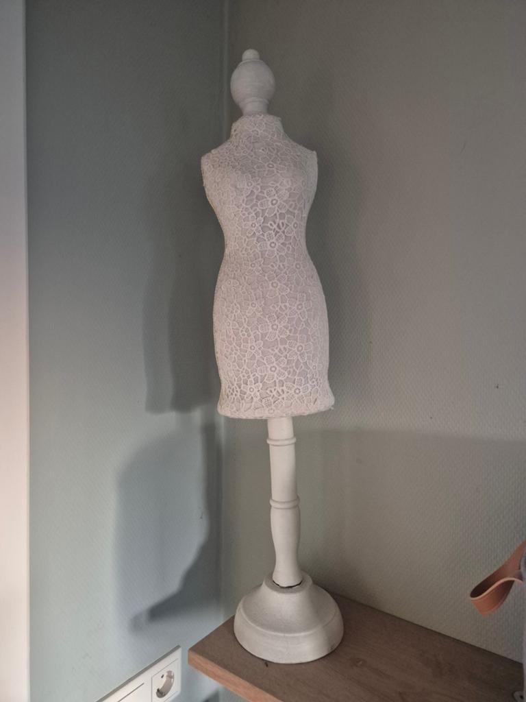 Leuke mini paspop voor decoratie op een plank, Huis en Inrichting, Ophalen, Wit, Textiel, Gebruikt