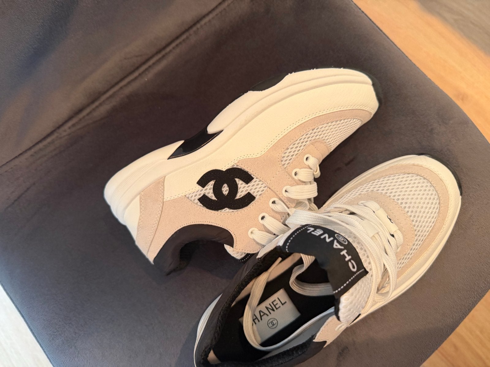 Nieuwe Chanel sneakers - Beige/Zwart, Ophalen of Verzenden, Nieuw, Beige, Sneakers of Gympen