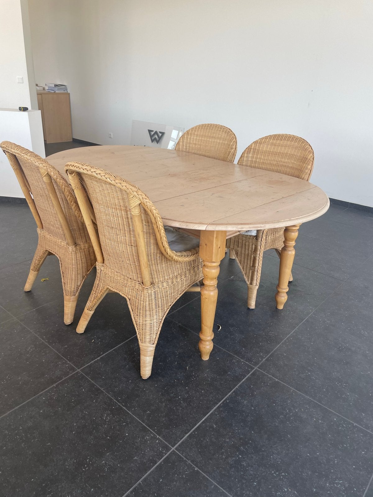 Ovale eettafel met 4 rotan stoelen in nette staat, Huis en Inrichting, Tafels | Eettafels, Ophalen, Gebruikt, 100 tot 150 cm, 150 tot 200 cm
