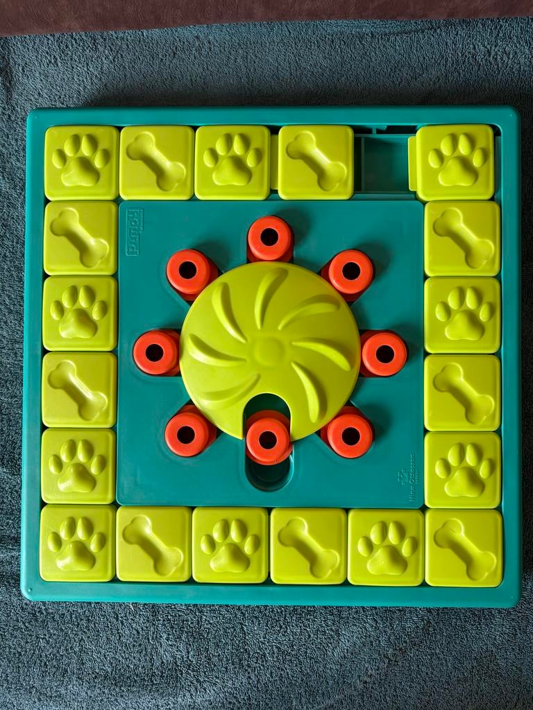Hondenpuzzal Nina Ottosson multipuzzel (level 4), Dieren en Toebehoren, Hondenspeelgoed, Ophalen of Verzenden, Gebruikt, Intelligentiespeelgoed