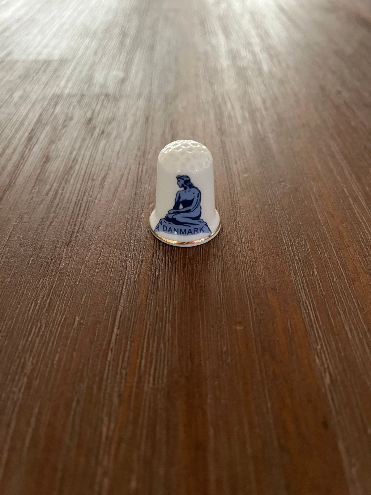 Vingerhoedje met De Kleine Zeemeermin - Danmark, Verzamelen, Ophalen, Zo goed als nieuw, Porselein, Buitenland