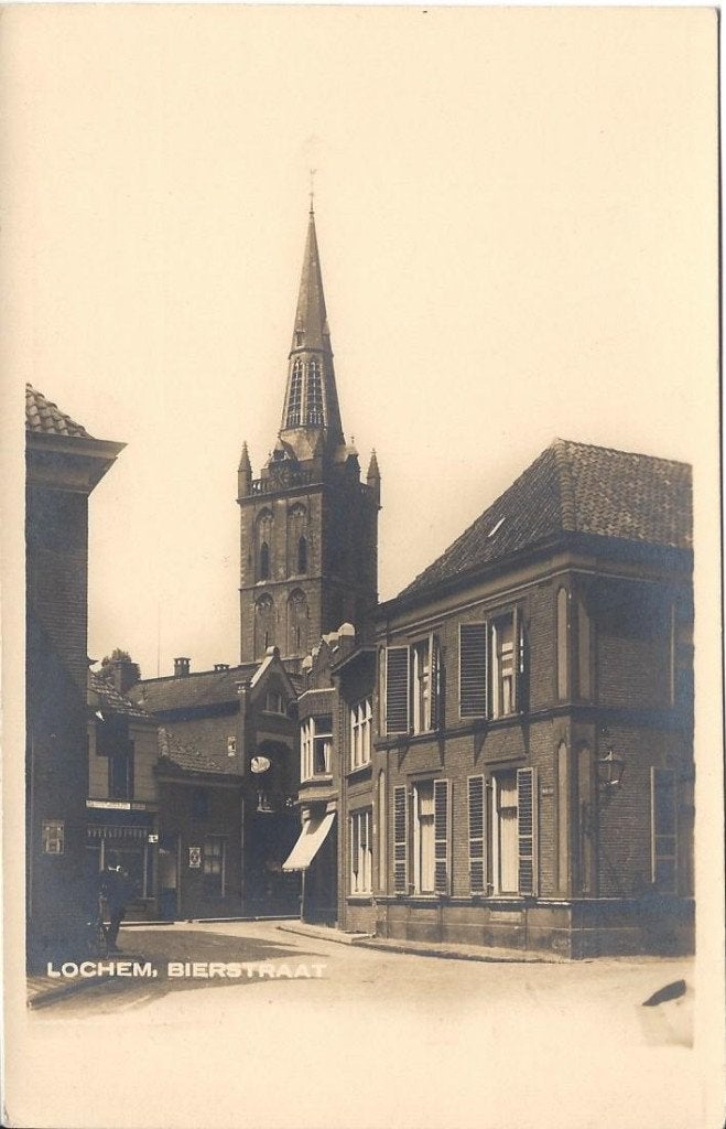 Lochem (Gld.) Bierstraat, Straatgezicht met Volk, Ophalen of Verzenden, 1940 tot 1960, Ongelopen, Gelderland