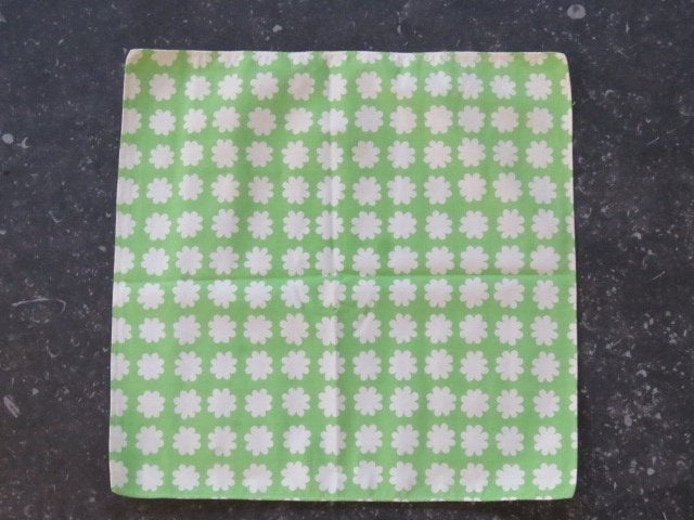 Vintage lapje stof groen met witte bloemetjes Zweeds design, Ophalen of Verzenden, Zo goed als nieuw, 30 tot 120 cm, Katoen