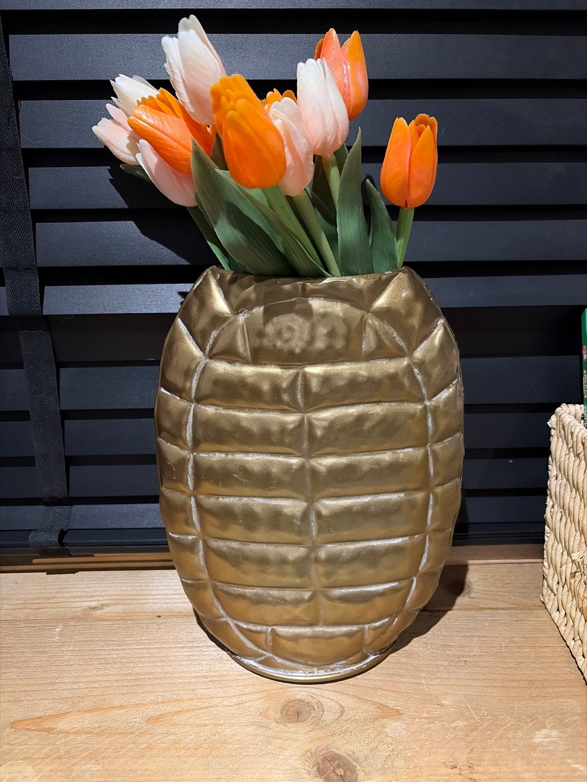 Gouden vaas met patroon en structuur en tulpen (schilpadvaas, Met patroon/structuur, Ophalen of Verzenden, Zo goed als nieuw, Metaal