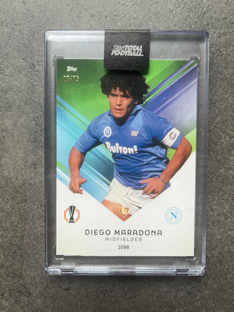 2025-26 Topps Total Football Diego Maradona /75, Hobby en Vrije tijd, Stickers en Plaatjes, Verzenden, Nieuw, Plaatje