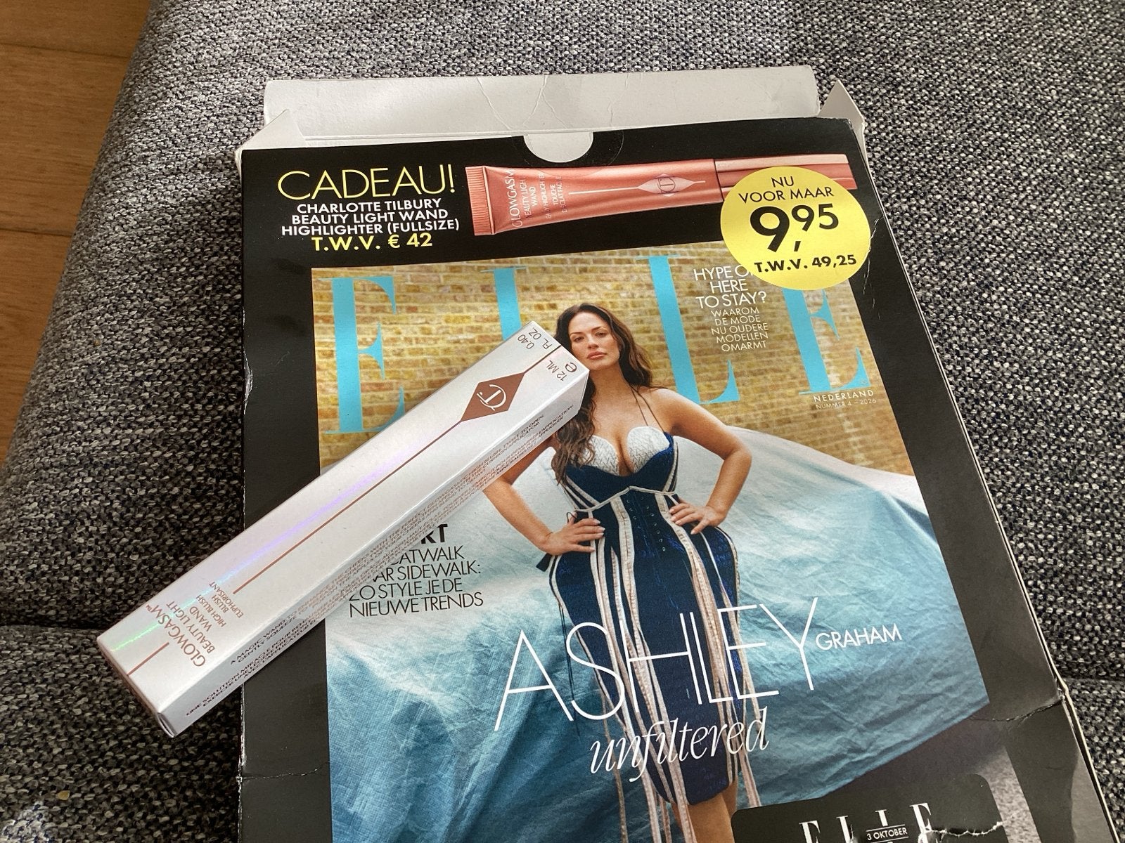 Elle Magazine met Charlotte Tilbury Beauty Light Wand Highli, Overige kleuren, Gehele gezicht, Nieuw, Ophalen of Verzenden