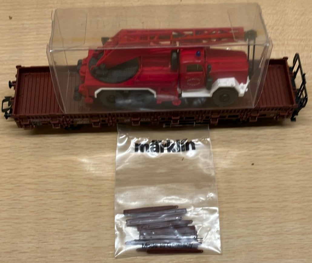 Märklin lageboordwagon met brandweer-kraanwagen, Wisselstroom, Ophalen of Verzenden, Märklin, Nieuw