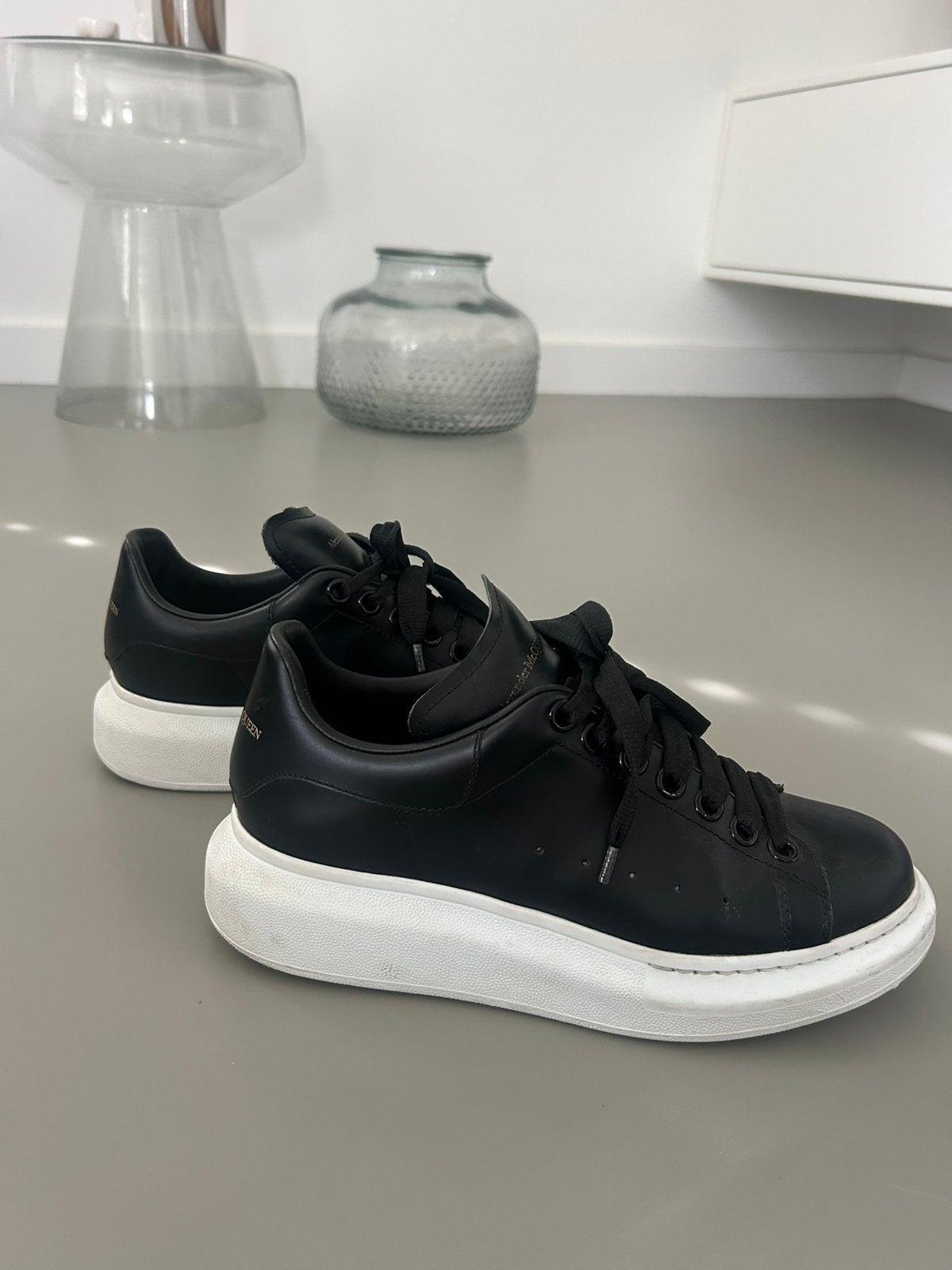 Alexander McQueen schoenen zwart met witte zool., Kleding | Dames, Zwart, Ophalen of Verzenden, Sneakers of Gympen, Gedragen