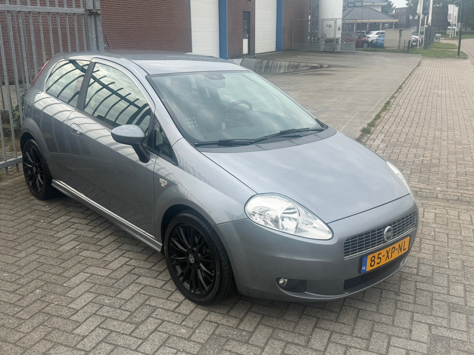 Fiat Grande Punto 1.4-16V Sport 120PK NL AUTO NAP! NIEUW DIS, Voorwielaandrijving, Dealer onderhouden, Gebruikt, Zwart
