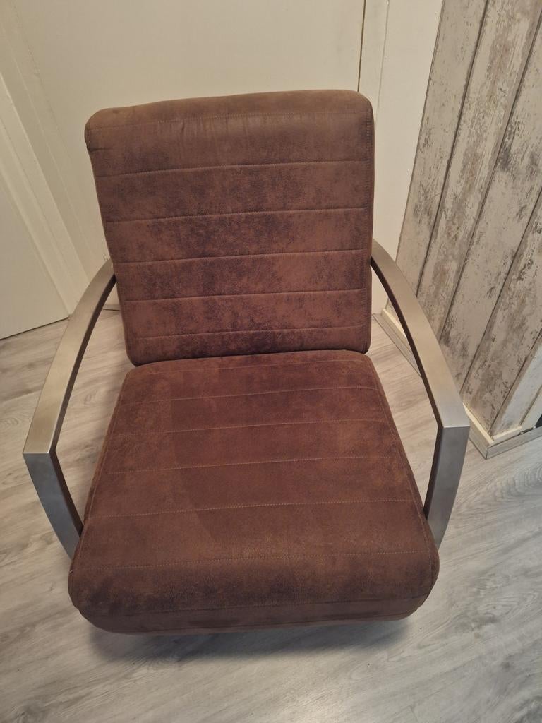 Comfortabele bruine fauteuil met metalen armleuningen, Ophalen, Modern, Comfortabel, Gebruikt, 75 tot 100 cm