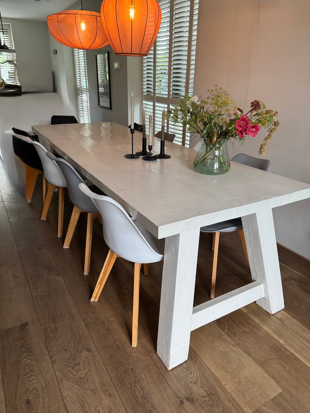 Witte eettafel (2.80x98cm) met 9 stoelen (zwart, wit, grijs), Huis en Inrichting, Tafels | Eettafels, Ophalen, Gebruikt, 200 cm of meer