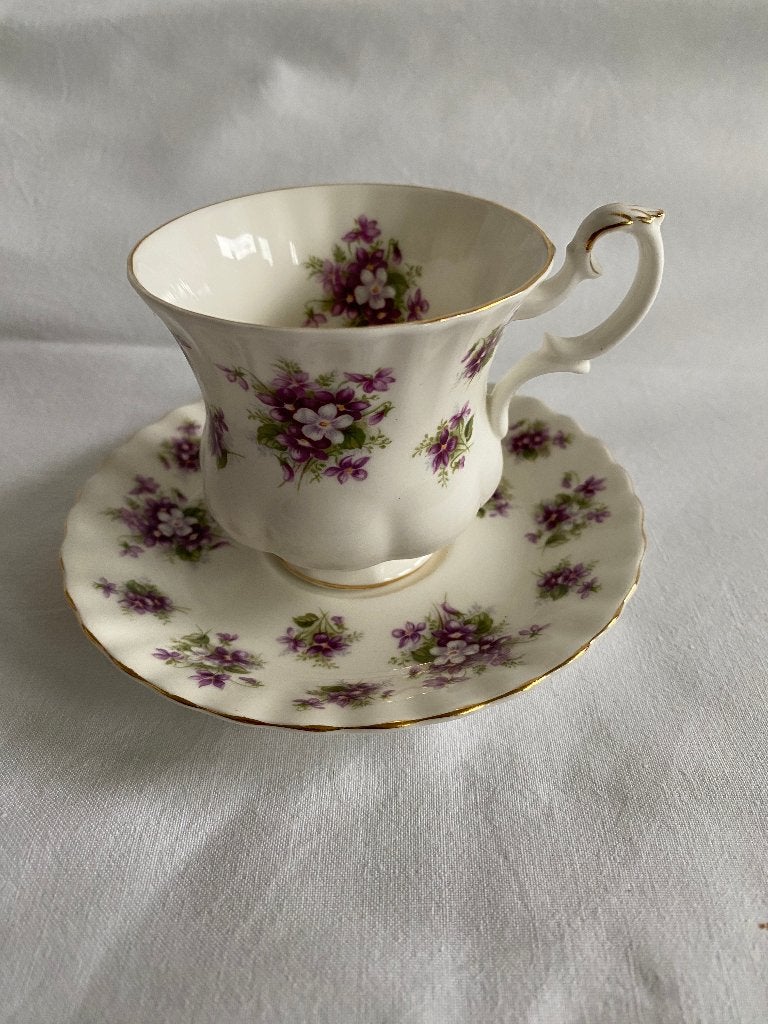 D dames kop en schotel Royal Albert Sweet Violets Bone, Gebruikt, Klassiek, Ophalen of Verzenden, Kop(pen) en/of Schotel(s)