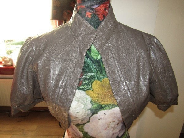 E1044 Love to Party XL nieuw label bolero taupe imitatieleer, Kleding | Dames, Overige kleuren, Verzenden, Maat 46/48 (XL) of groter