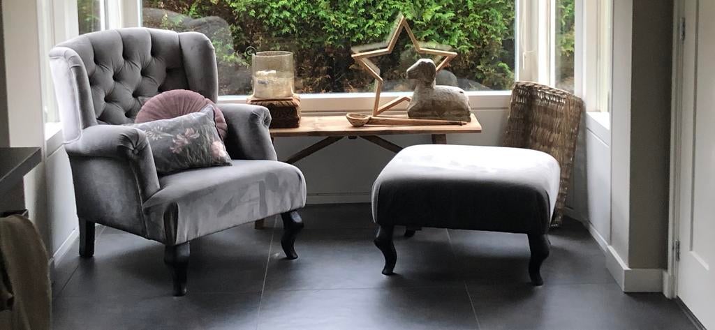 Luxe Richmond fauteuil met poef - Velvet stof, Huis en Inrichting, Fauteuils, Zo goed als nieuw, Stof, 75 tot 100 cm, Ophalen