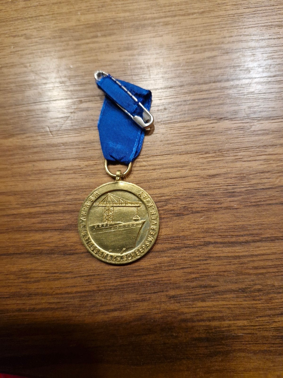 024 Vintage Medaille Scheepswerf met Schip en Kraan, Ophalen of Verzenden, Overige materialen