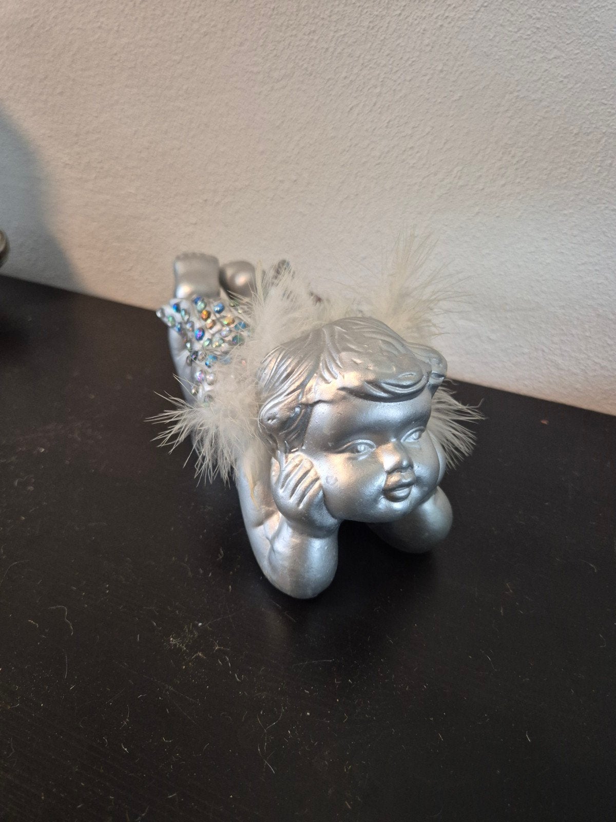 Zilverkleurig engeltje met glitters en veren, Gebruikt, Overige materialen, Overige stijlen, Ophalen of Verzenden