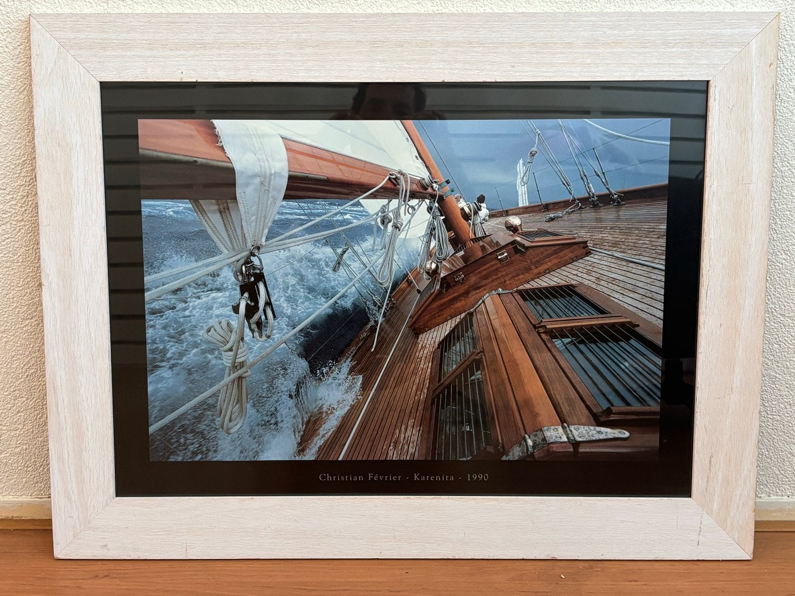 Poster zeilschip in white wash houten lijst 84x64 cm, Gebruikt, Ophalen of Verzenden, Foto of Poster, 75 cm of meer