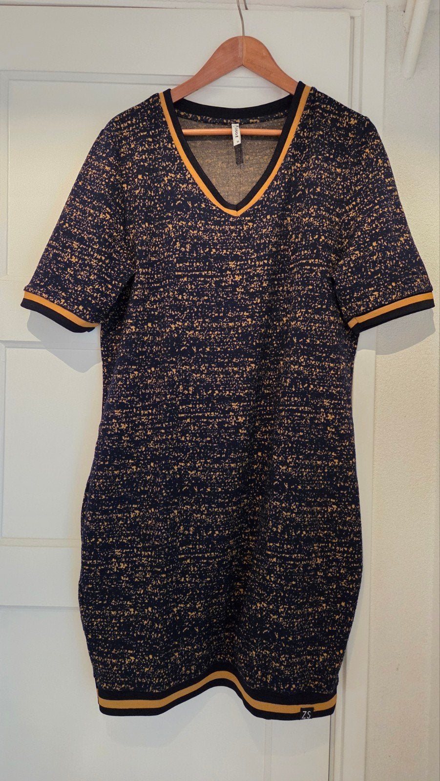 Zwarte/okergele jurk van Zoso met V-hals en korte mouwen -, Zwart, Maat 46/48 (XL) of groter, Ophalen of Verzenden, Zo goed als nieuw