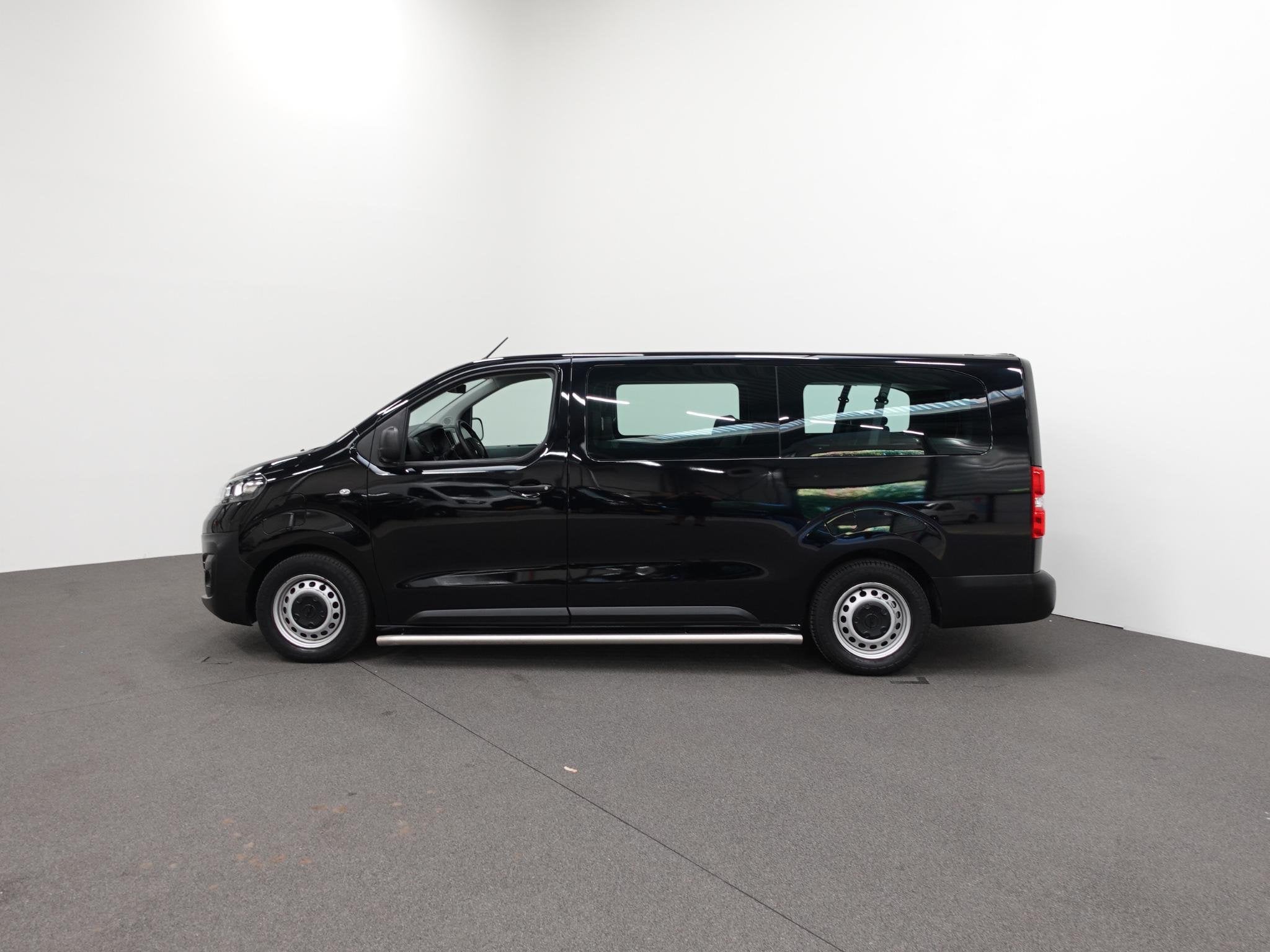 Opel Vivaro-e Combi L3H1 75 kWh 9-persoons PERSONENBUS Airco, Overige carrosserieën, 110 €/maand, 329 km, Zwart