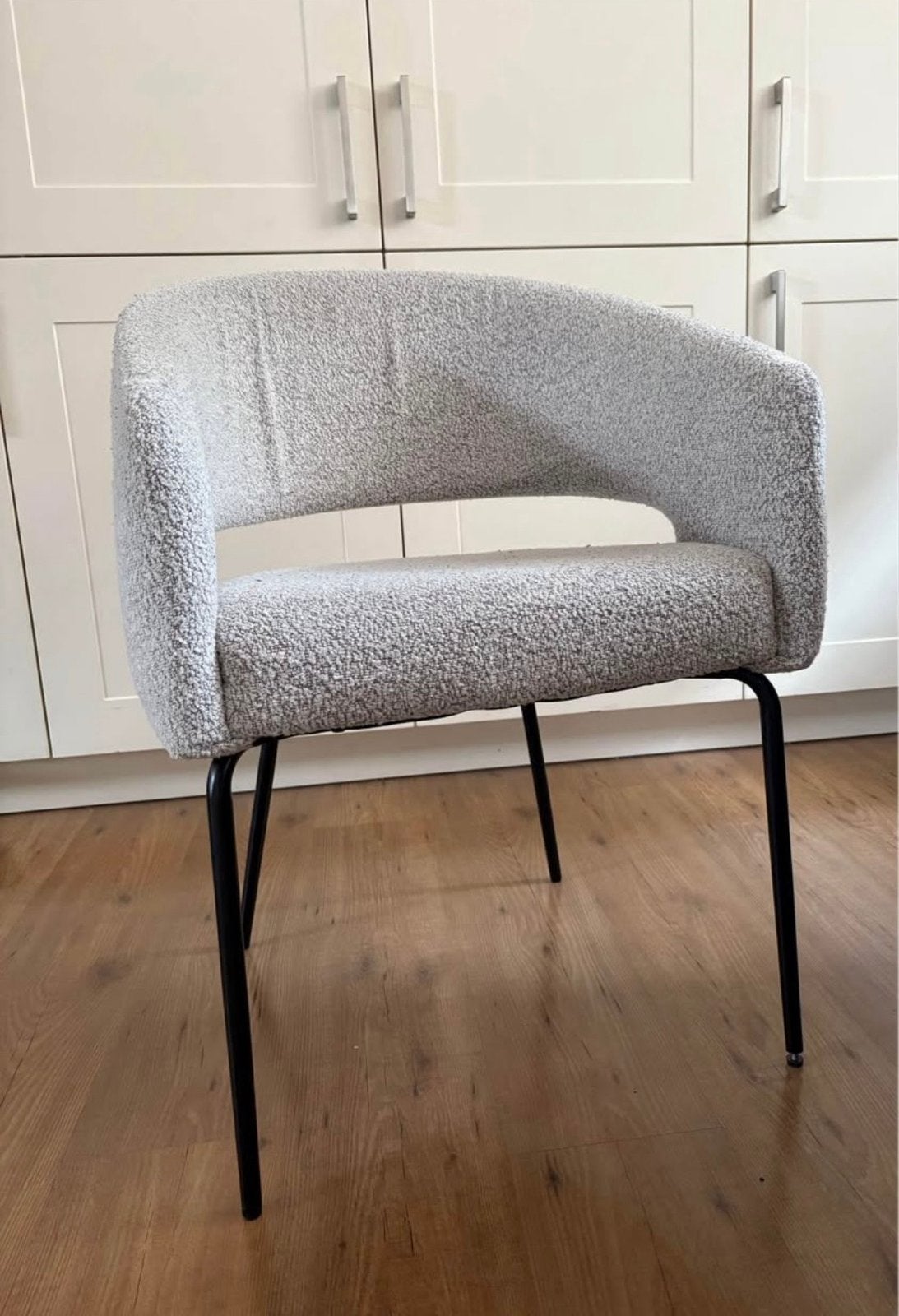 Foto 3 van 3 Bouclé zand eetkamerstoelen - Zo goed als nieuw