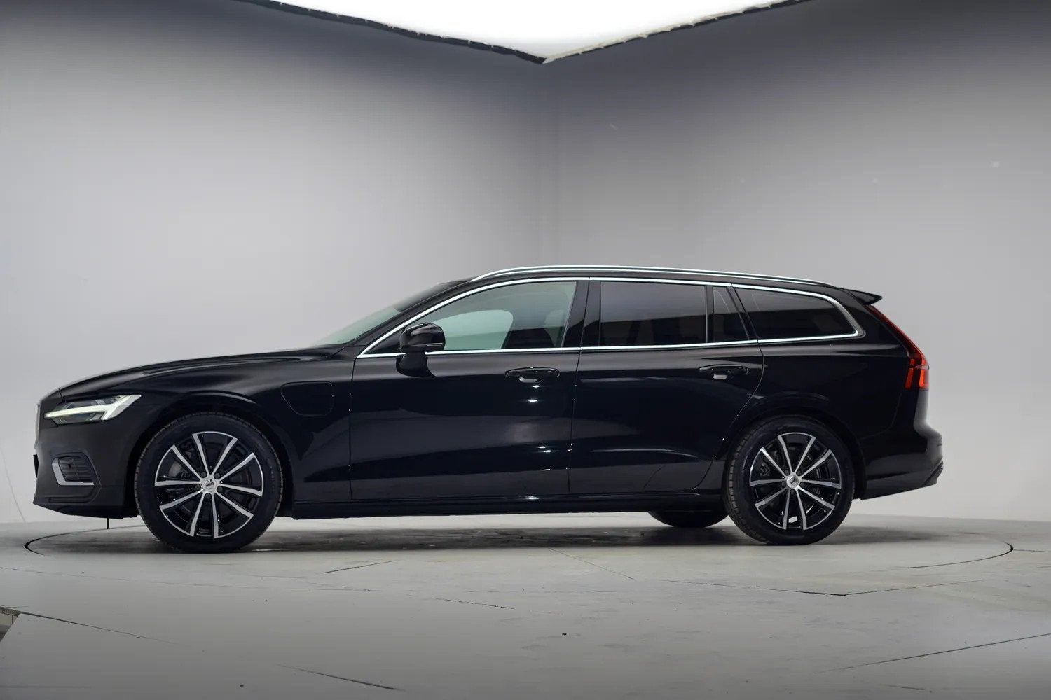 Volvo V60 2.0 T6 Plug-in hybrid AWD Core Bright [ LED Navi K, Automaat, Gebruikt, 4 cilinders, Zwart
