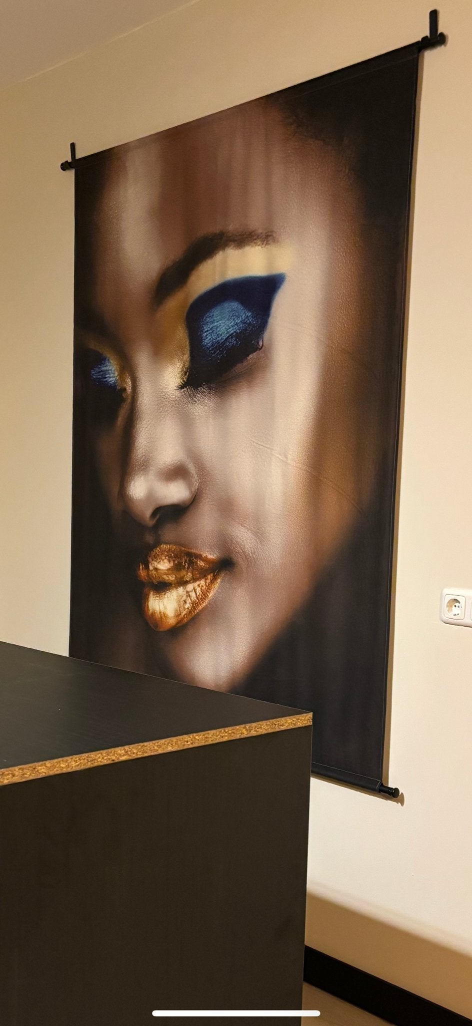 Modern Portret Schilderijdoek:Vrouw met Gouden Lippen, Print, Portret, Textiel, Ophalen