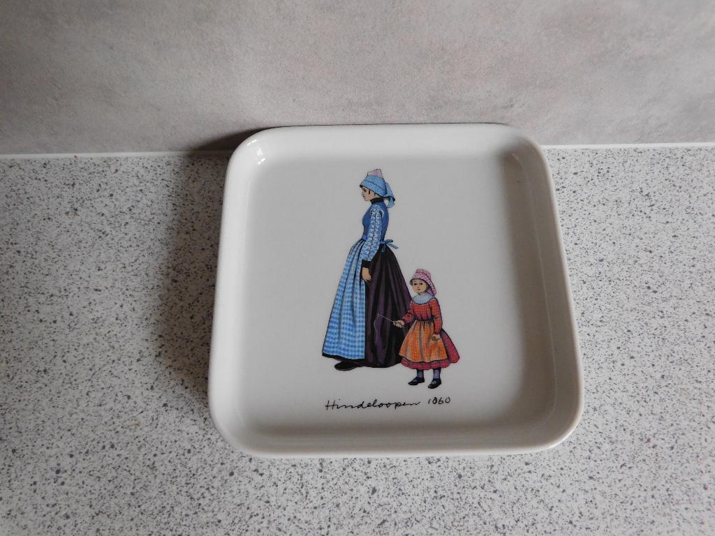 Bord 13 cm. Klederdracht Hindeloopen 1860 Villeroy & Boch, Huis en Inrichting, Ophalen of Verzenden, Zo goed als nieuw, Bord(en)