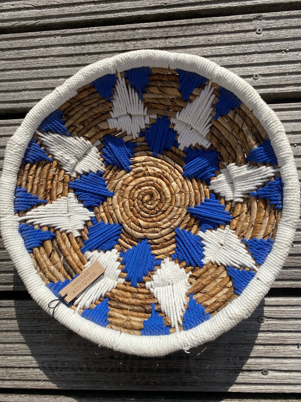 Decoratieve rieten schaal met blauw en wit patroon, Schaal, Rond, Ophalen of Verzenden, Zo goed als nieuw