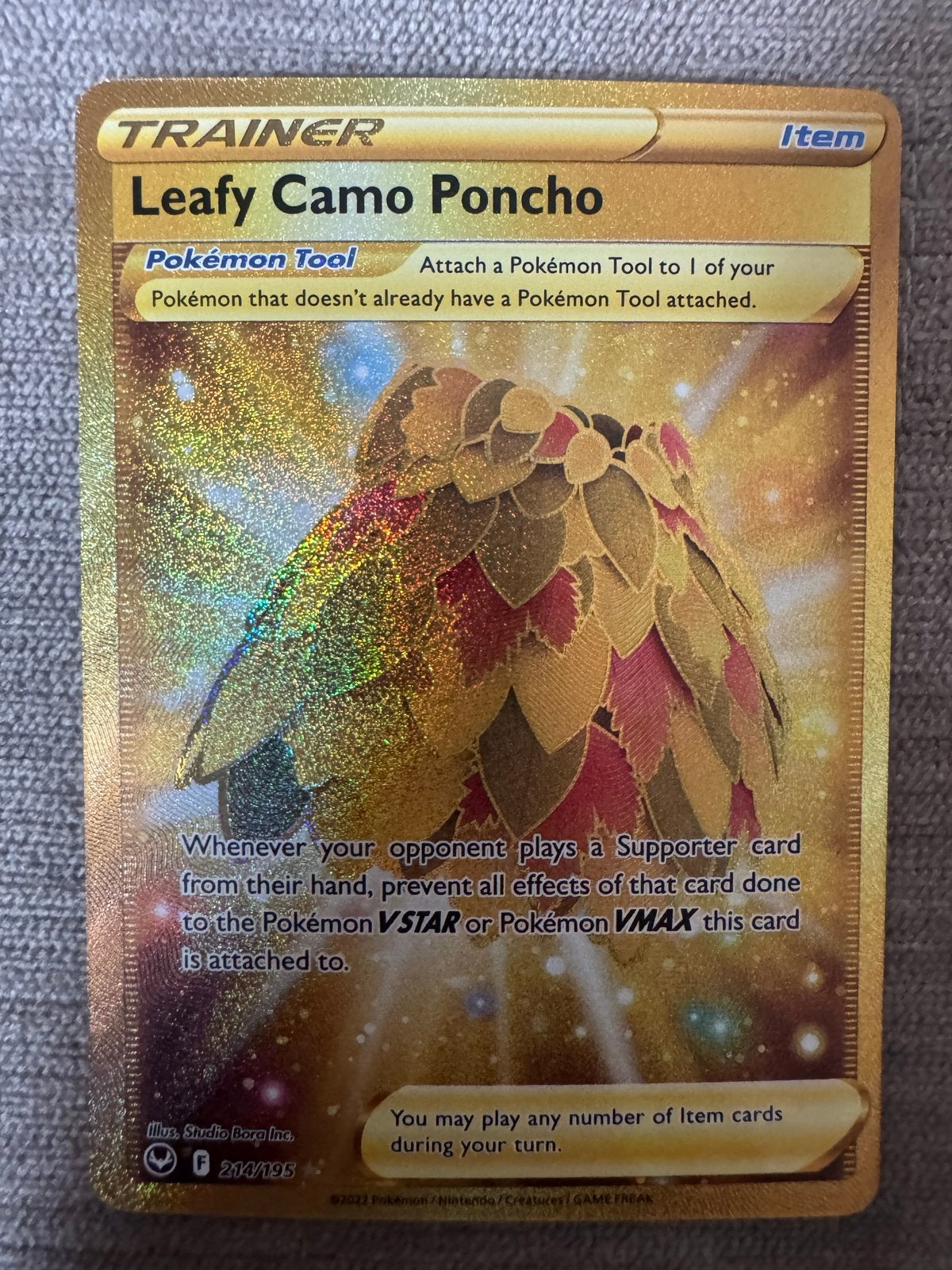 Leafy Camo Poncho Gold Trainer Pokémon Kaart, Ophalen of Verzenden, Zo goed als nieuw, Losse kaart, Foil