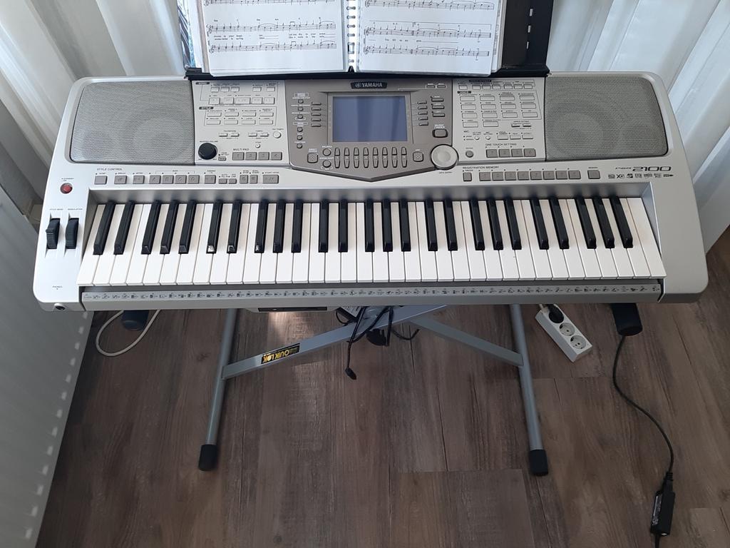 Yamaha PSR 2100 Keyboard - Z.G.A.N. met standaard en pedaal, Muziek en Instrumenten, Keyboards, Ophalen of Verzenden, Zo goed als nieuw