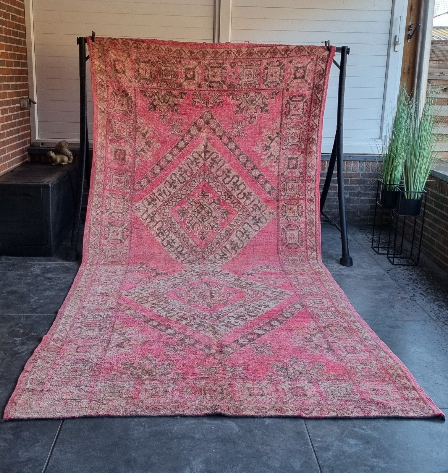 Groot Vintage marokkaans Roze Tapijt 400x184 cm, Huis en Inrichting, Stoffering | Tapijten en Kleden, Gebruikt, 100 tot 150 cm