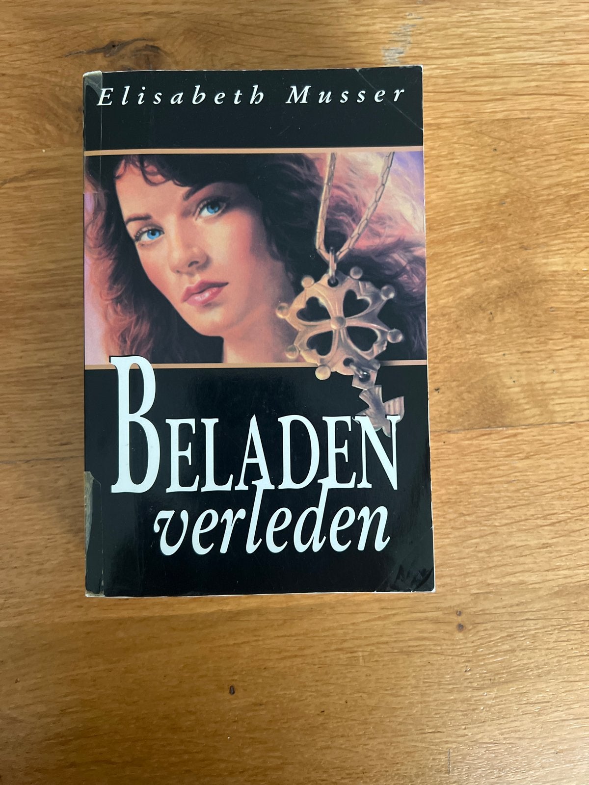 Beladen Verleden - Elisabeth Musser (Roman), Boeken, Ophalen of Verzenden, Gelezen, Europa overig