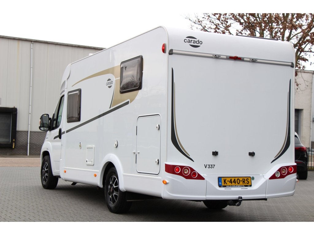 Carado V337 - 140PK 9T AUT - EURO 6 - ENKELE BEDDEN - 665CM, Caravans en Kamperen, Automaat, Chemisch toilet, Ringverwarming, Fiat
