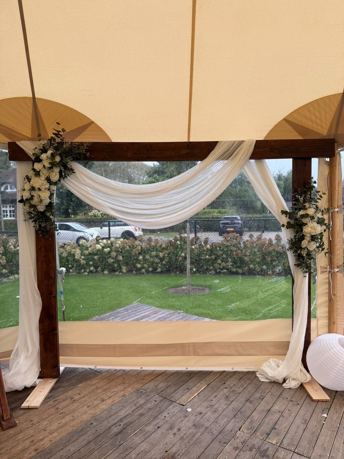 Prachtige Trouwboog met Decoratie voor Ceremonie, Ophalen, Zo goed als nieuw, Wit, Accessoires