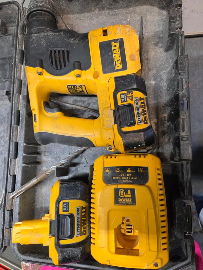 Dewalt Accu Boormachine met Lader (accu's verouderd), Doe-het-zelf en Verbouw, Gereedschap | Boormachines, Ophalen, Gebruikt, Boormachine
