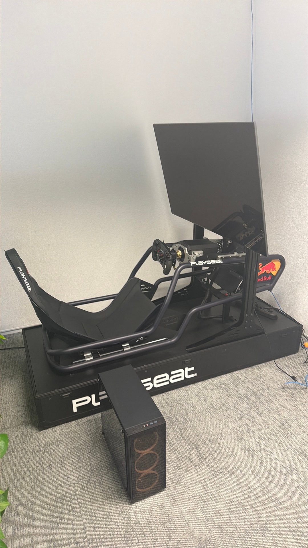 Playseat Red Bullcompleet met Samsung TV en intel gaming PC.