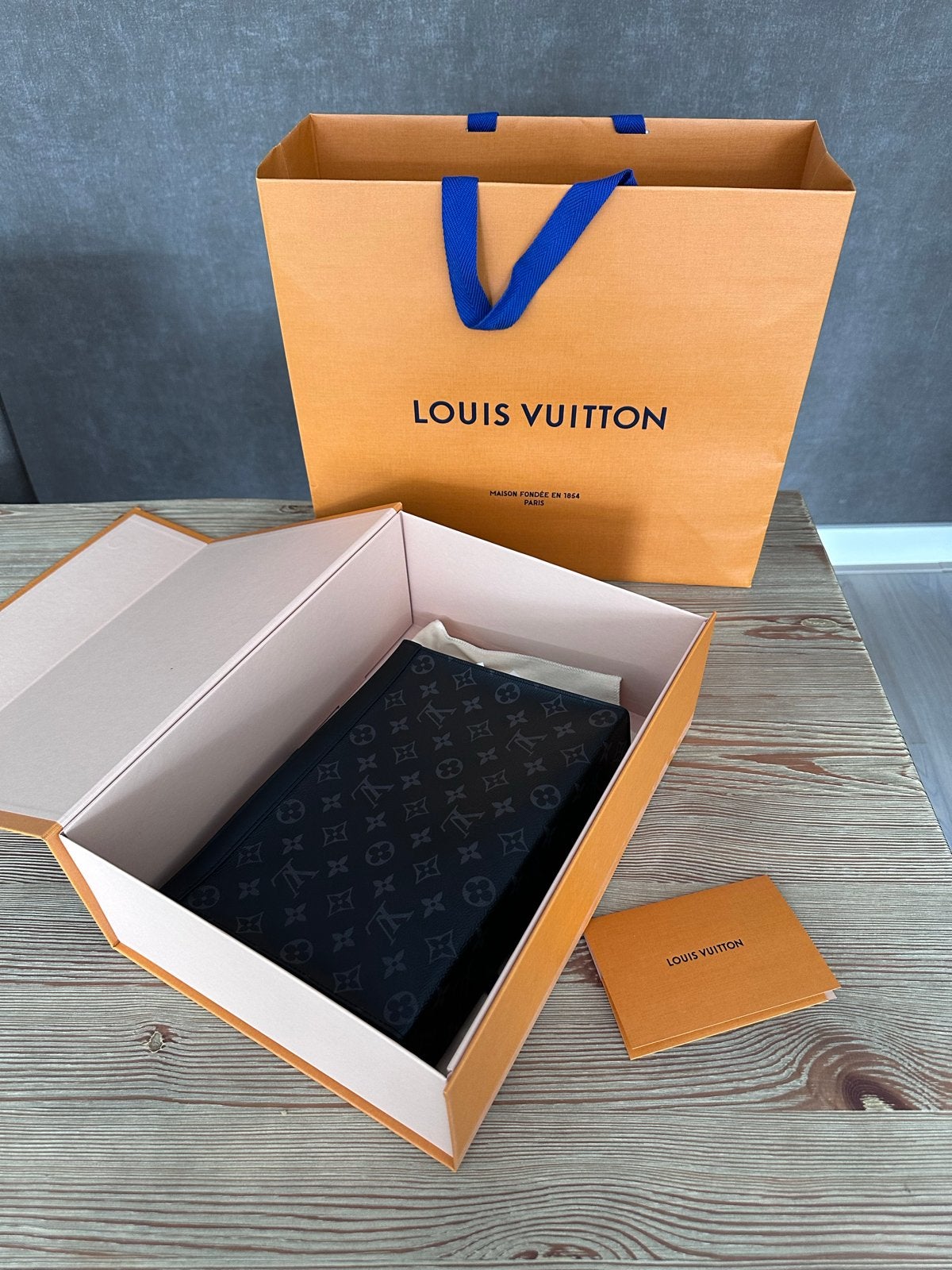 Louis Vuitton Pochette Voyage MM – Monogram Eclipse, Ophalen of Verzenden, Zo goed als nieuw, Zwart, Overige typen