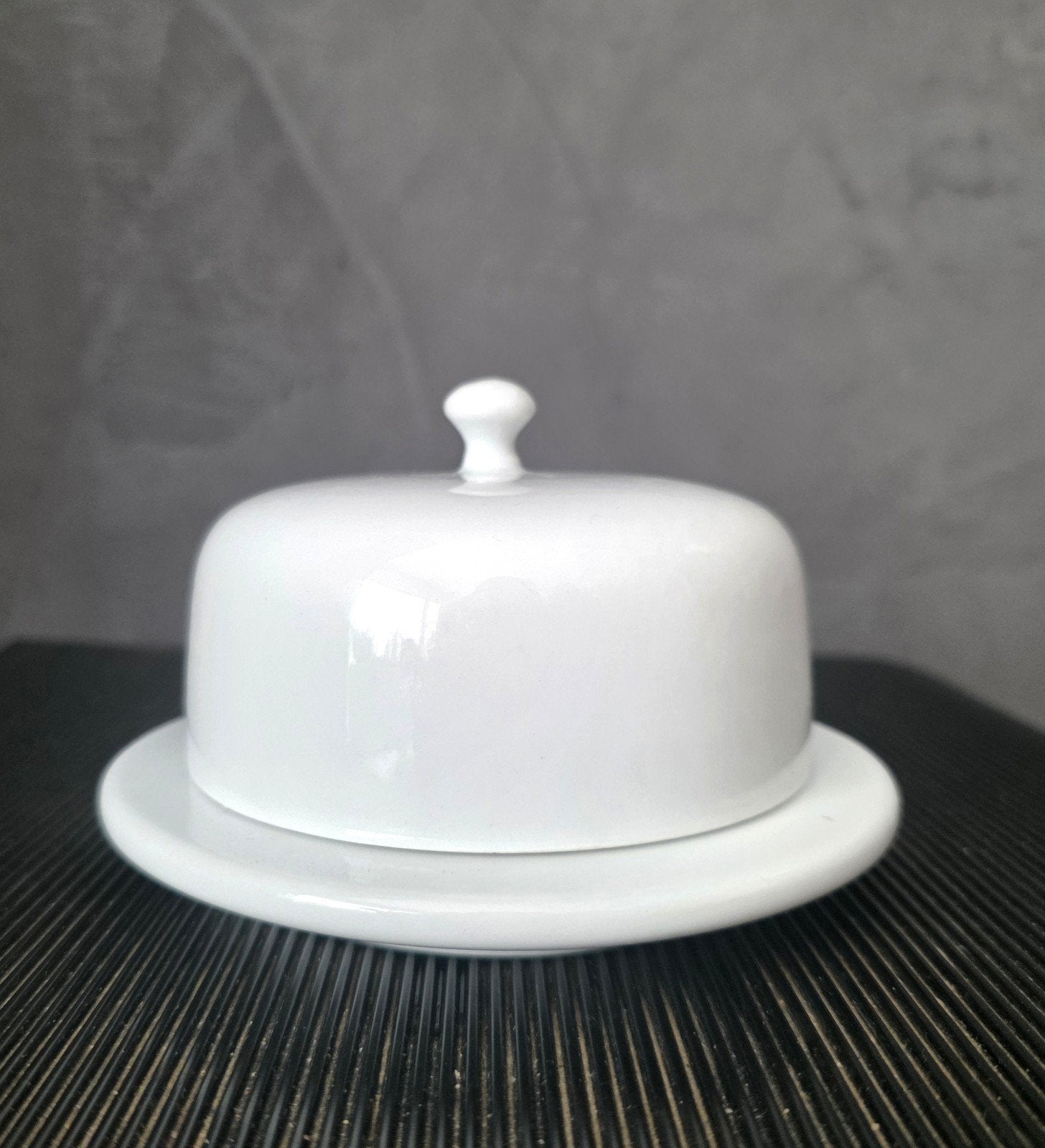 Nieuwe witte degelijke ruime design stolp botervloot, Ophalen of Verzenden, Nieuw, Porselein, Overige stijlen