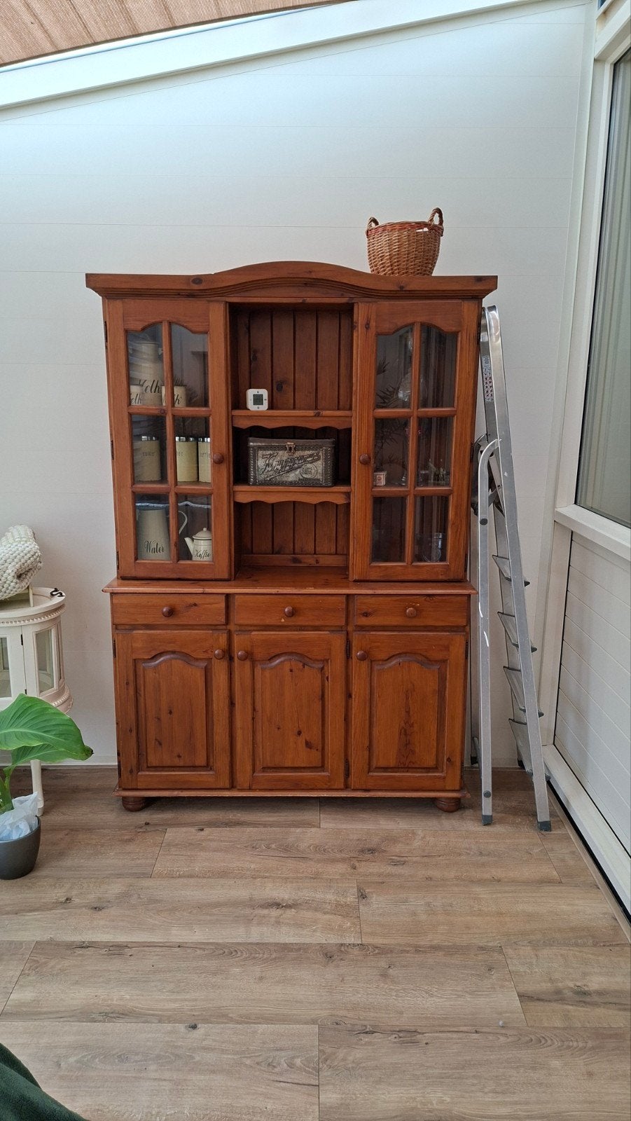 Gratis Massief houten buffetkast met vitrine en lades, Ophalen, Gebruikt, 100 tot 150 cm, Met lade(s)