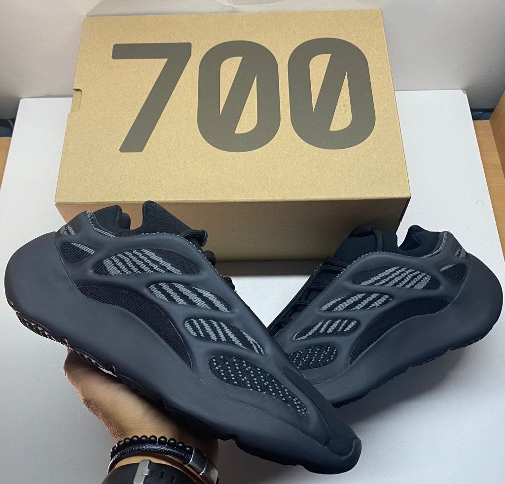 adidas Yeezy 700 V3 Dark Glow - Maat 42 2/3, Zwart, Nieuw, Ophalen of Verzenden, Sneakers of Gympen