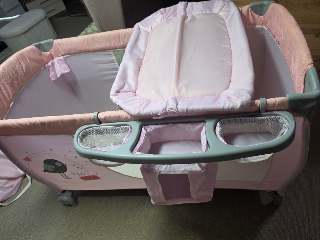 Roze Baby Box/Campingbedje met Commode en Accessoires, Ophalen of Verzenden, Gebruikt, Rechthoekig, Wieltjes