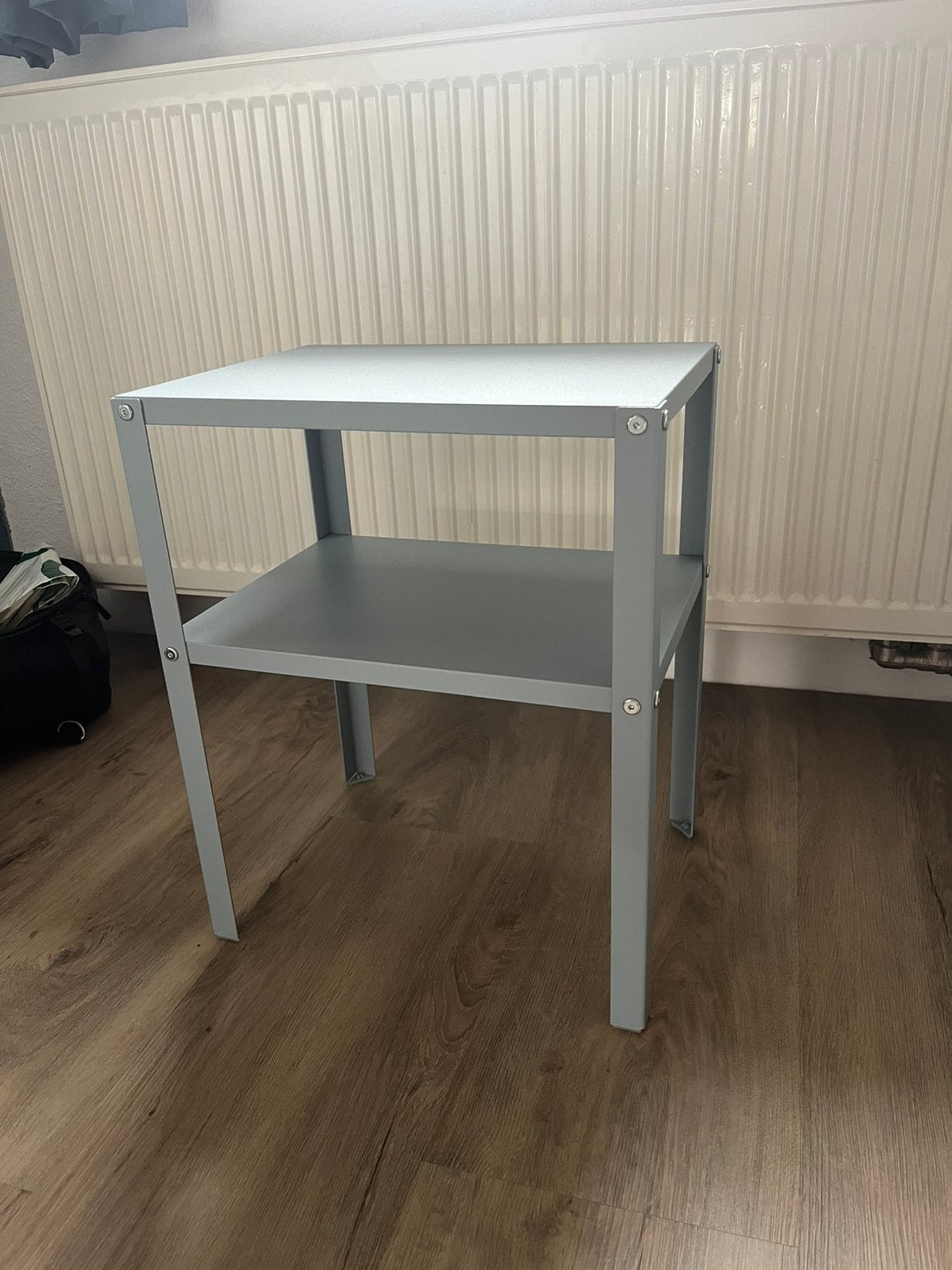 Nachtkastje KNARREVIK, Huis en Inrichting, Slaapkamer | Nachtkastjes, Minder dan 45 cm, Metaal of Aluminium, Ophalen of Verzenden