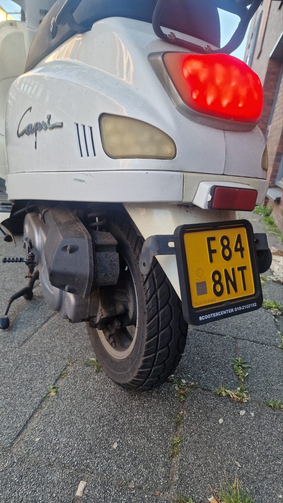 Witte Capri scooter met topkoffer, Ophalen, Gebruikt, Maximaal 45 km/u, CAPRI CL