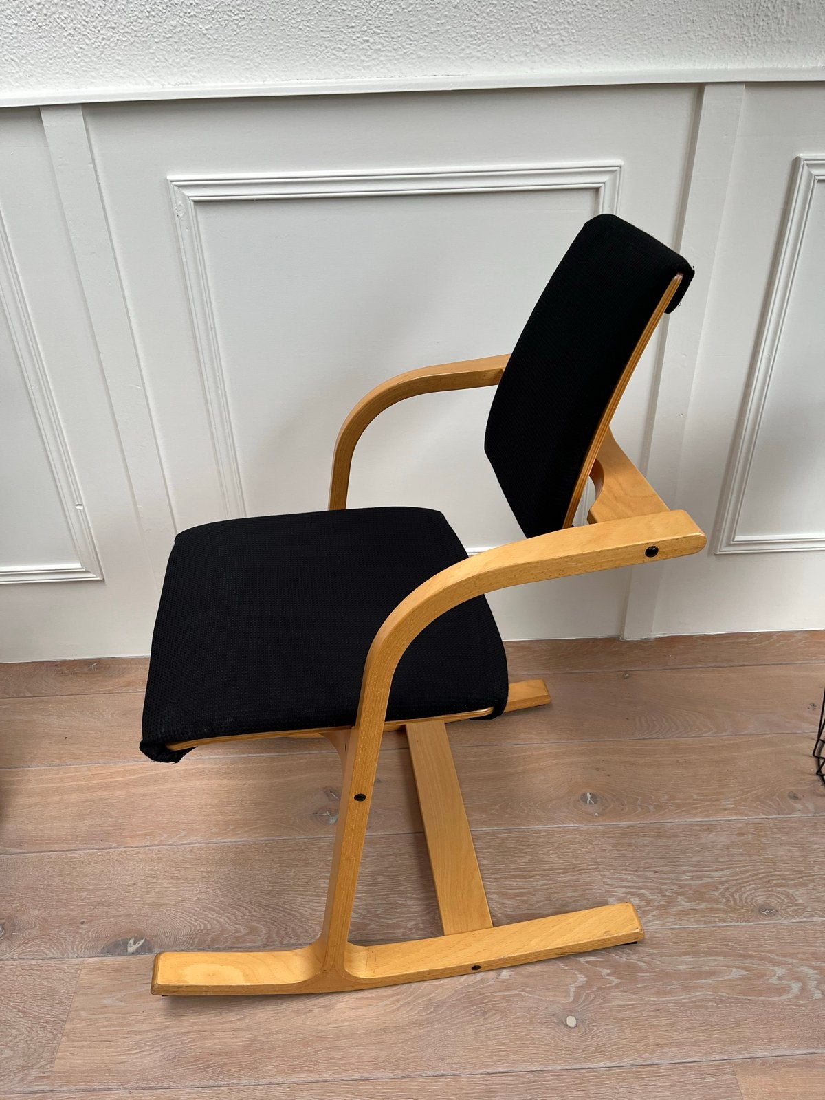 Stokke Balans Varier Kniestoel - Zwart en Hout, Ophalen, Gebruikt, Zwart, Eén