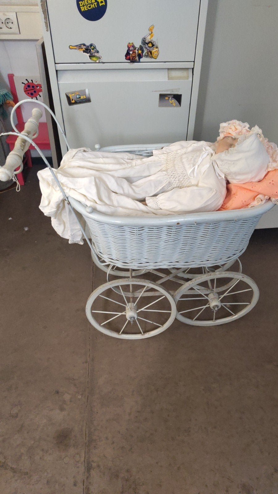 antieke kinderwagen met pop, Antiek en Kunst, Antiek | Speelgoed, Ophalen