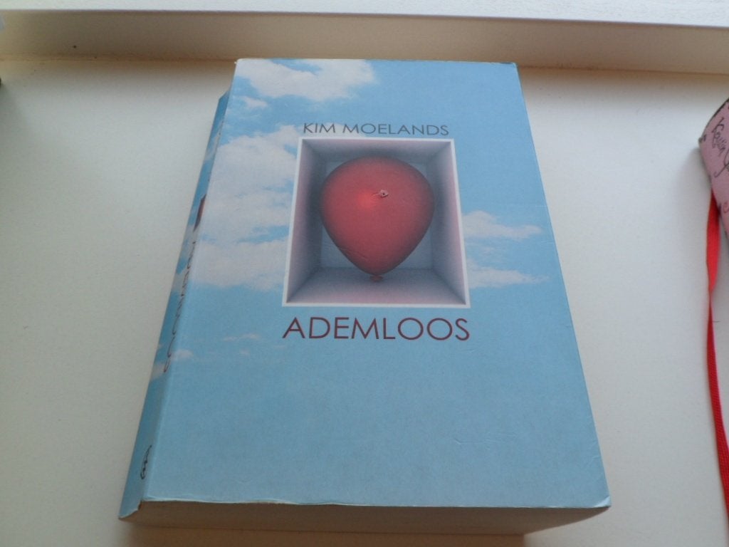Ademloos - Kim Moelands, Ophalen of Verzenden, Zo goed als nieuw