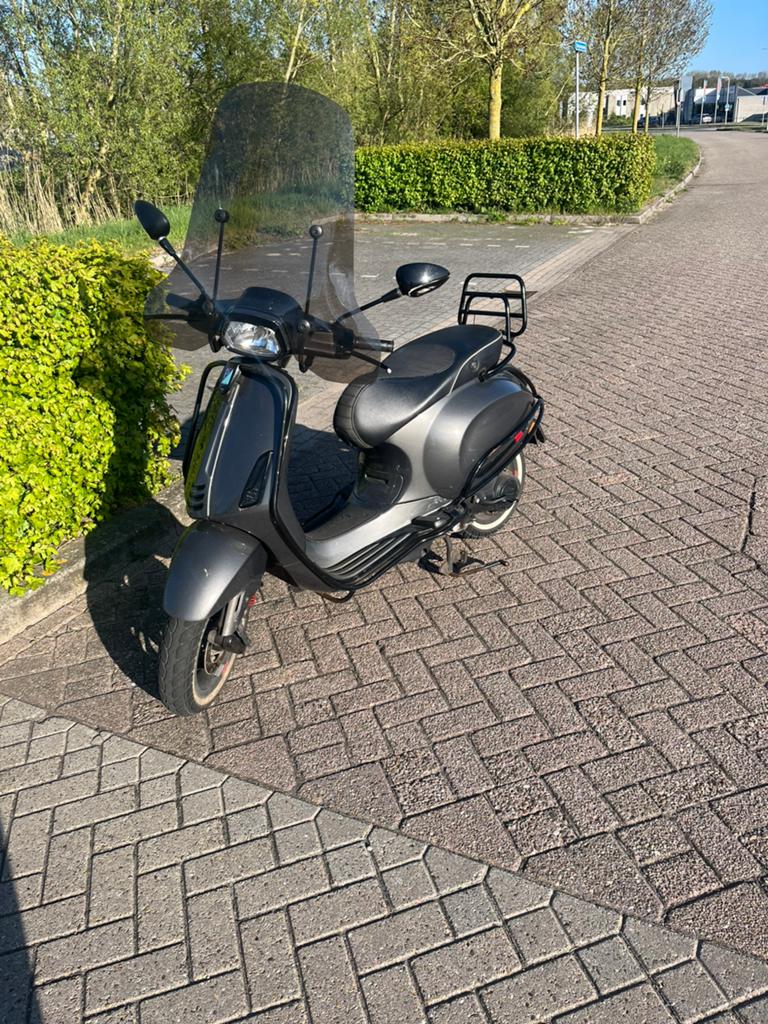 Vespa sprint donker grijs, Fietsen en Brommers, Scooters | Vespa, Ophalen, Nieuw, Vespa S, Benzine