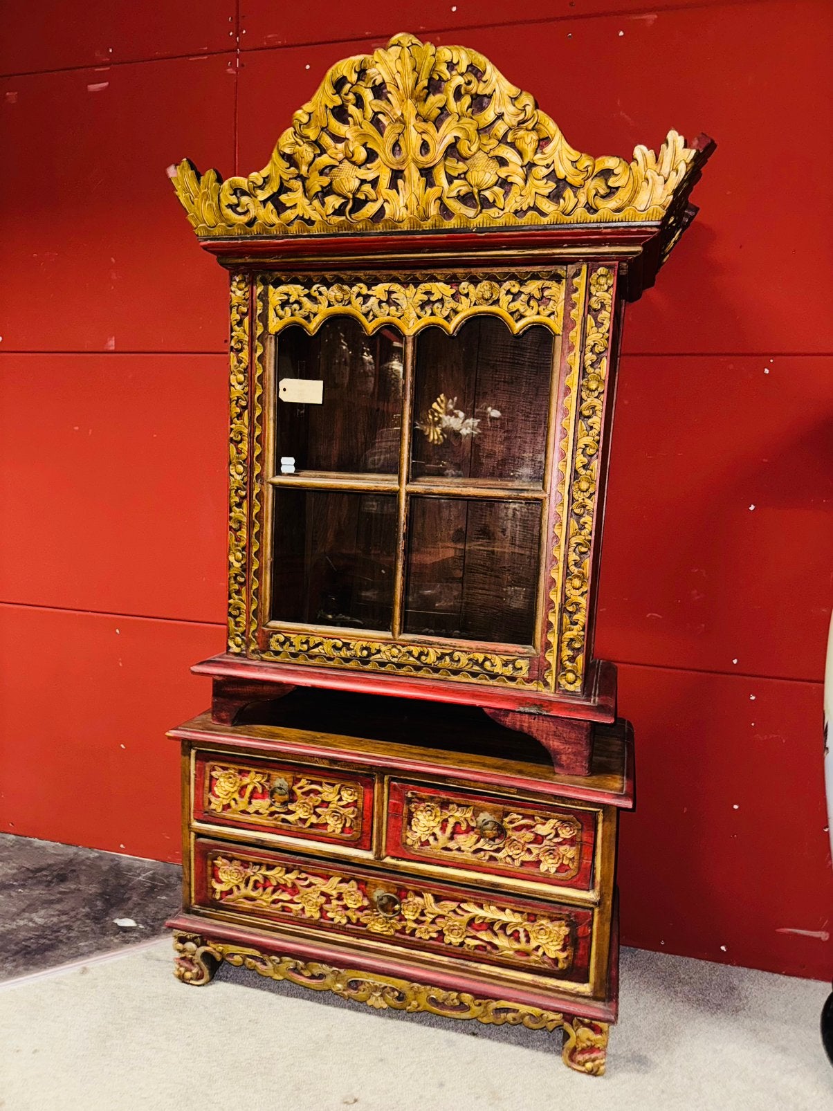 Chinese / Indische Peranakan vitrine op ladekast, Ophalen
