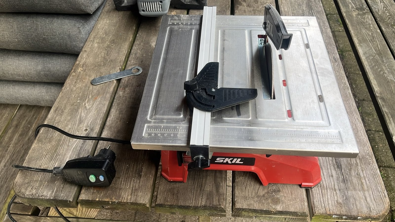 Skil Tegelzaag - Perfect voor al uw tegelprojecten, Ophalen, Gebruikt, Cirkelzaag, 600 tot 1200 watt